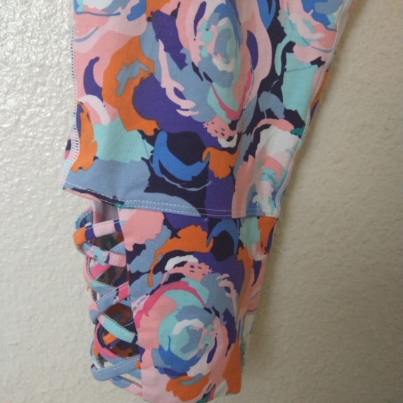 Ruby Ribbon Floral Leggings. XL - Picture 3 of 6